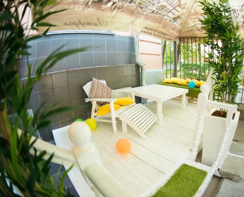 a small patio with a table and chairs and a table and chairs at Gorod Patriarshie Hostel in Moscow