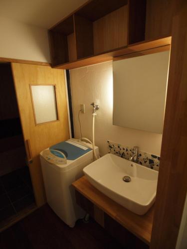 Un baño pequeño con lavabo e inodoro. en Kaika Minamino Ie, en Kioto