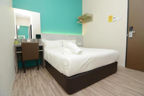 Tempat tidur dalam kamar di Eco Garden Hotel