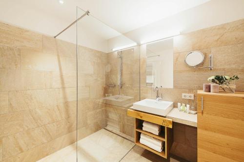 adler alpen apartments tesisinde bir banyo