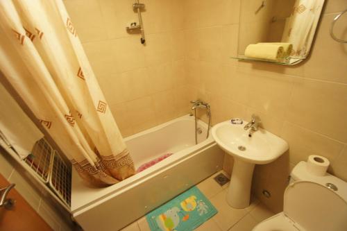 łazienka z wanną, umywalką i toaletą w obiekcie Petrovac Bay Apartments w Petrovacu na Moru