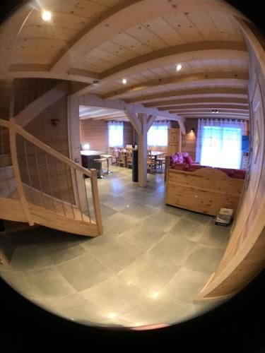 - une vue circulaire sur une chambre avec un escalier en colimaçon dans l'établissement Le Savoyard, à Châtel