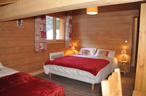 シャテルにあるLe Savoyardの丸太小屋のベッドが2つある寝室