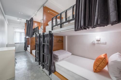 Lliteres en una habitació de Tiny Taladnoi Hostel