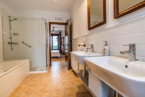 ein Badezimmer mit zwei Waschbecken und einer Dusche in der Unterkunft Vivienda Rural Olivar de San Telmo in Arcos de la Frontera
