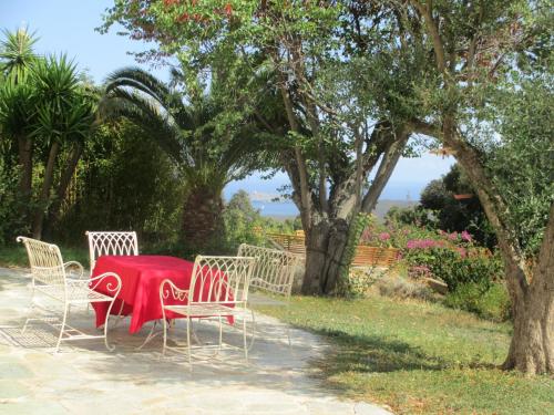Photo de la galerie de l'établissement Casa A Rota Chambres d'Hôtes dans une maison d'Américains, à Ersa