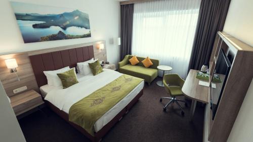 Кровать или кровати в номере Wyndham Garden Astana