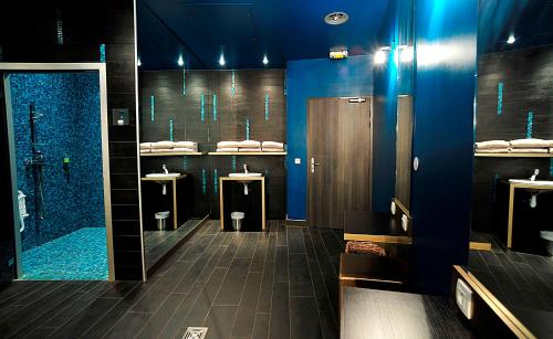 a bathroom with three toilets and a shower at Résidence Ôtelia Affaires & Bien-être in Lyon