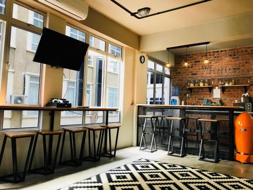 Телевизор и/или развлекательный центр в The Good Travelers Hostel - KL Airport