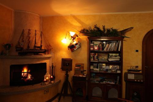 a living room with a fireplace and a boat on the wall at B&B Villa Anita in Bellano