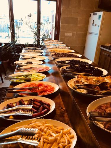 una linea di piatti a buffet su un tavolo di Cappadocia Stone Palace a Göreme