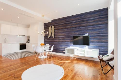 Télévision ou salle de divertissement dans l'établissement Sao Bento Blue One-Bedroom Apartment - by LU Holidays