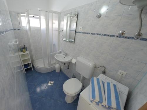 Ett badrum på Apartments Ljiljana