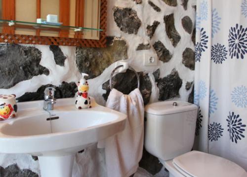 La salle de bains est pourvue d'un lavabo et de toilettes. dans l'établissement Casa Bienes, à Fuencaliente de la Palma