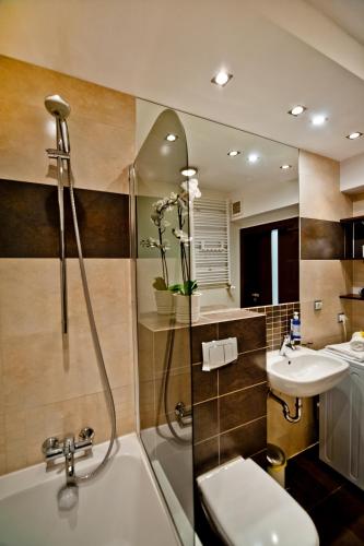 a bathroom with a shower and a sink and a tub at Villa Aqua BlueApart Jurata in Jurata