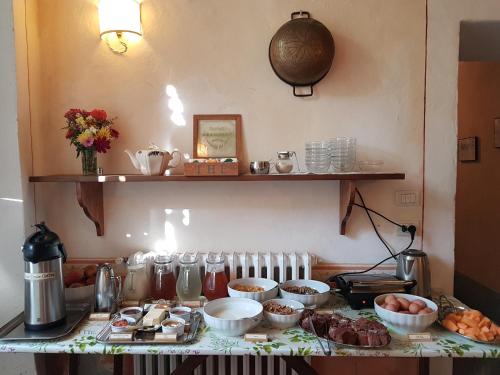 un mostrador de cocina con algo de comida en una mesa en Tenuta di Spannocchia, en Rosia