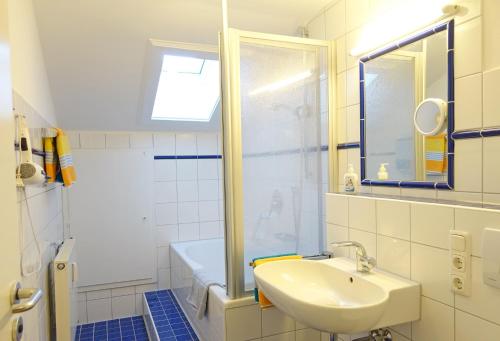 y baño blanco con lavabo y ducha. en Alpschatz Adlerhorst, en Oberstdorf