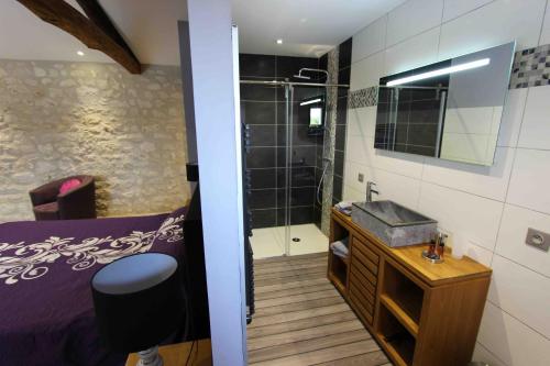 une salle de bain avec une douche à l'italienne et un lavabo dans l'établissement Aux Vents d'anges, à Cahuzac-sur-Vère