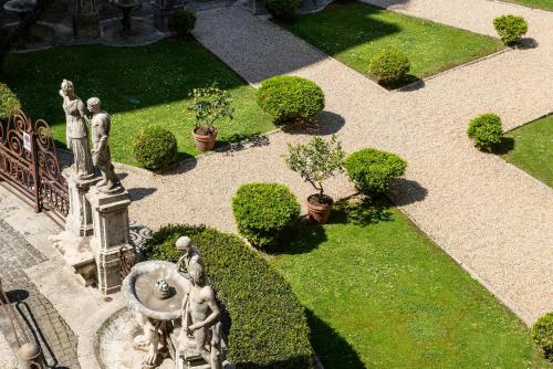 an aerial view of a garden with a fountain at Hotel Vilòn - Small Luxury Hotels of the World in Rome