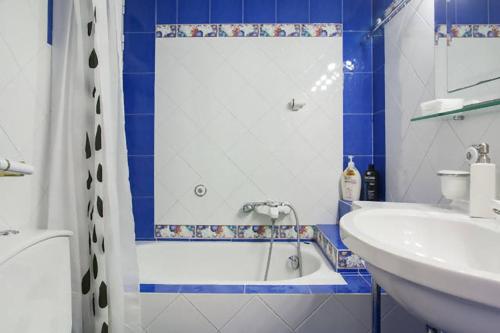 חדר רחצה ב-Cozy Flat in Heart of Acropolis