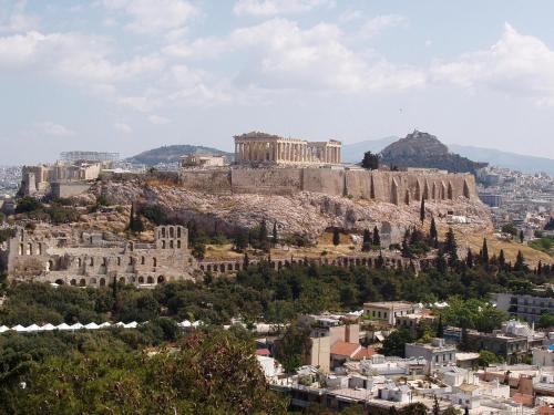 een uitzicht op de acropolis van Athene vanuit de stad bij Best Point To Stay in Athene