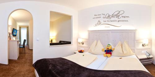 Postel nebo postele na pokoji v ubytování Smileys Kinderhotel