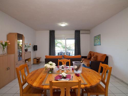 Posedenie v ubytovaní Apartment Royal Delta-8 by Interhome