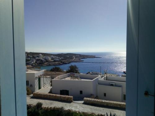 a view of the ocean from a house at Asterias House in Donoussa