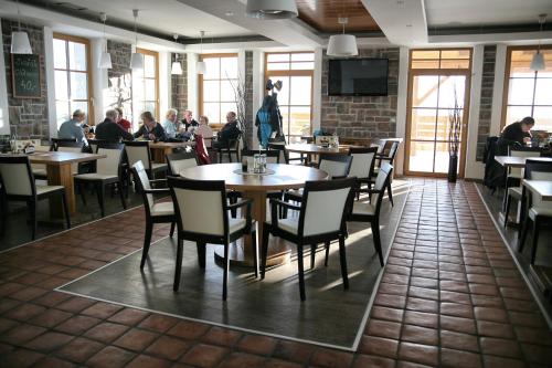 Un restaurante o sitio para comer en Hotel Krušnohorský Dvůr