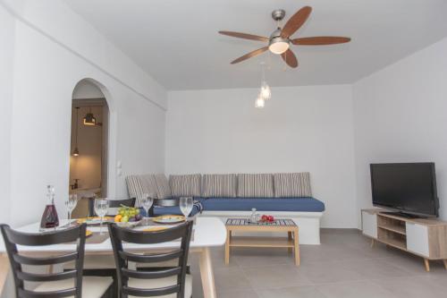 een woonkamer met een tafel en een bank bij Eudaimonia in Naxos Chora