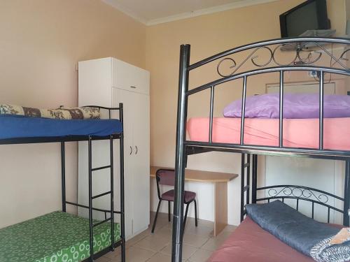 Ein Bett oder Betten in einem Zimmer der Unterkunft Stone Crescent Hotel
