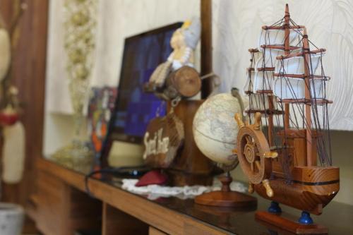 a wooden toy boat sitting on a table at 玉里囍宿民宿 花蓮縣民宿2068號 in Yuli