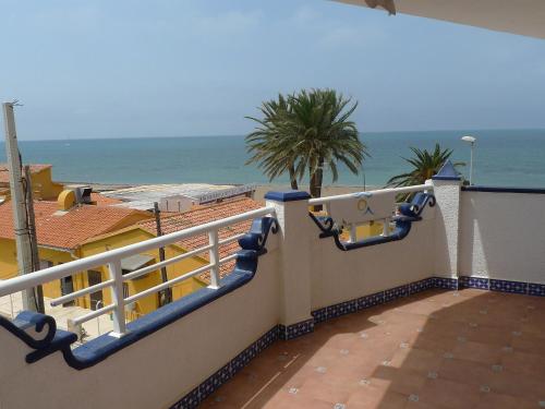 een balkon met een skateboard en uitzicht op de oceaan bij Apartment Medina Molins by Interhome in Denia