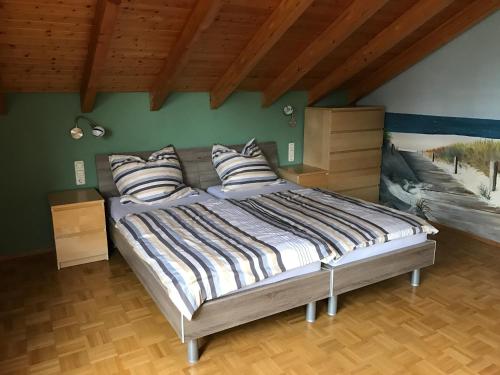 1 dormitorio con 1 cama grande con almohadas a rayas en Messe CGN/DUS Großräumige Wohnung in guter Verkehrslage, en Leverkusen