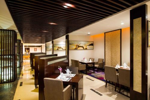 a dining room with tables and chairs in a restaurant at Boudl Al Tahlia in Jeddah