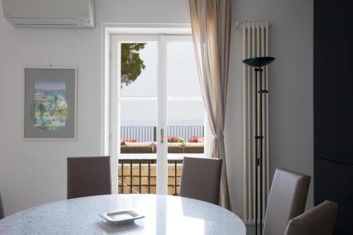 マッサ・ルブレンセにあるVilla Sea View Sorrento Amalfi Coastのダイニングルーム(テーブル、大きな窓付)