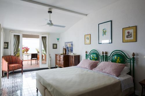 マッサ・ルブレンセにあるVilla Sea View Sorrento Amalfi Coastのベッドルーム1室(ベッド1台、椅子付)