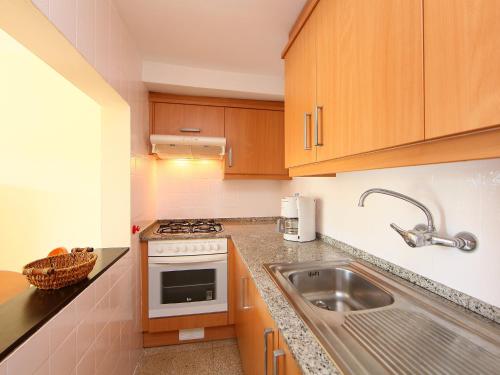 Dapur atau dapur kecil di Apartment Remo1 by Interhome
