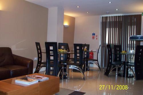 a living room with chairs and a coffee table at Citystay Hotel in London