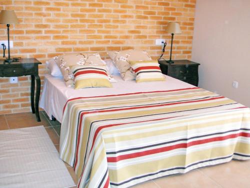 1 dormitorio con 1 cama grande y 2 mesitas de noche en Villa La Fuentita-1 by Interhome, en El Charco