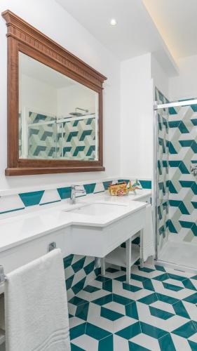 a bathroom with a sink and a mirror at Villa Manning Relais in Sorrento
