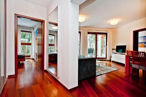 Μια τηλεόραση ή/και κέντρο ψυχαγωγίας στο BlueApart Apartamenty Jurata