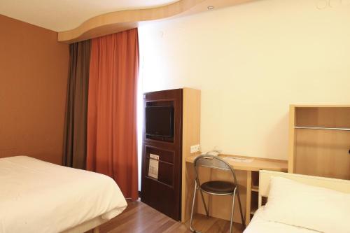 Ένα ή περισσότερα κρεβάτια σε δωμάτιο στο ibis Bourg Jasseron/Teyssonge