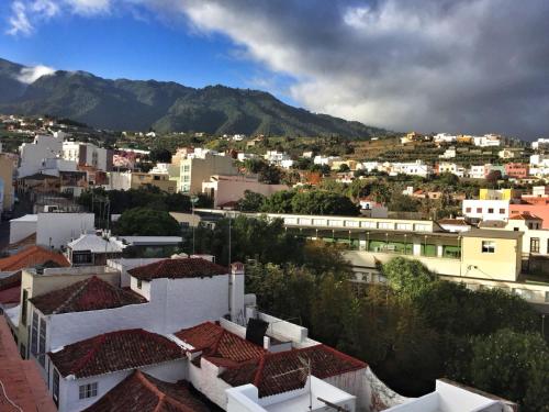 uitzicht op een stad met bergen op de achtergrond bij Atico Las Palomas in Santa Cruz de la Palma