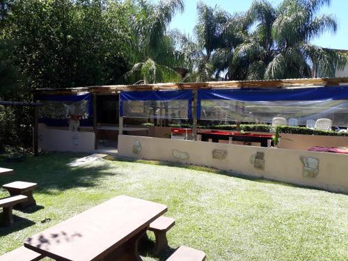 a picnic table in a yard with a tent at Paraiso Colon in Colón