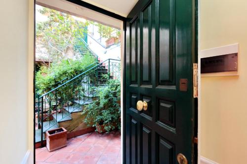 zielone drzwi prowadzące na patio ze schodami w obiekcie Characteristic apartment just beside the Vatican w Rzymie
