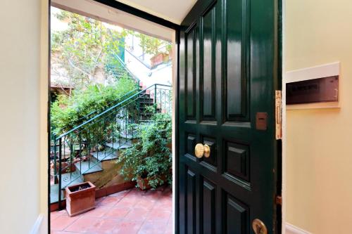 ローマにあるCharacteristic apartment just beside the Vaticanの緑のドア、パティオ(階段付)
