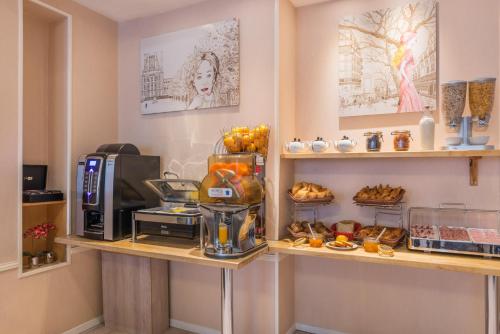 Una cafetería con pan y fruta en los estantes. en L'Ouest Hotel, en París