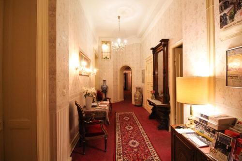 a hallway with a room with a table and a dining room at Hotel-Pension Funk am Kurfürstendamm in Berlin