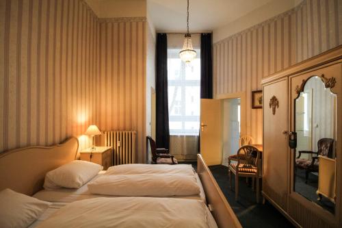 Säng eller sängar i ett rum på Hotel-Pension Funk am Kurfürstendamm